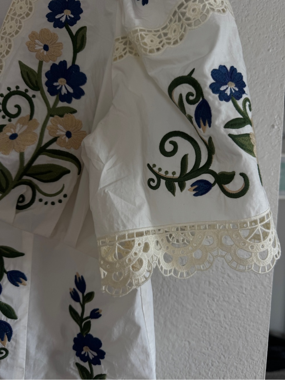 Farm Rio Embroidered Floral V-Neck Women’s Top - Picture 7 of 17